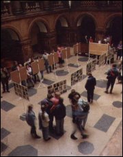 Wystawa pokonkursowa FOTO-EKO 1993 w zabytkowym hallu Collegium Maius zorganizowana z okazji Dnia Ziemi