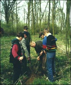 Młodzież z Jabłonnej podczas sadzenia krzewów w swojej Ostoi