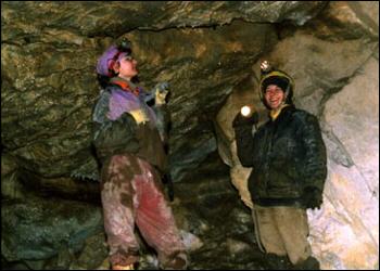 Magda i Ewa w jaskini Naciekowej - szczęśliwe, bo znalazły nietoperza!