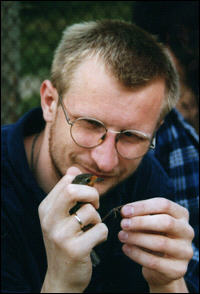 „Szef” obozu - dr Piotr Tryjanowski ze złapanym rudzikiem w dłoni
