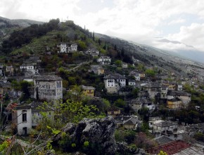 Gjirokastra – kamienne domy starego miasta