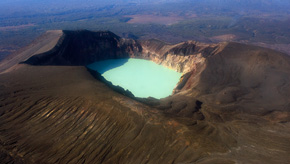 Turkusowe jezioro w kraterze wulkanu Mały Semiaczyk