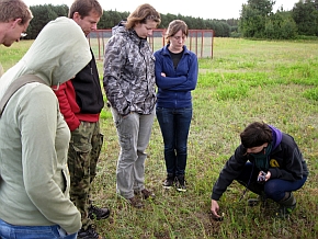 Przed kontrolą danego stanowiska wolontariusze przechodzą krótki kurs z zakresu rozpoznawania nor susłów.