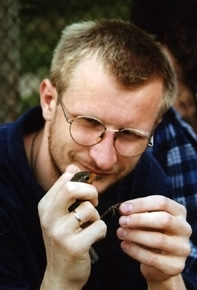 Piotr Tryjanowski, jeszcze bez tytułu profesora, z rudzikiem w ręku, podczas interdyscyplinarnego obozu w Drawieńskim Parku Narodowym w 1998r.