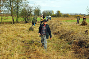 Zbiór skoszonego siana w okolicy Rynarzewa. Na zdjęciu kierownik projektu - Radosław Dzięciołowski