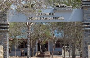 Witamy w Parku Jurajskim! Brama wejściowa do Narodowego Parku Komodo, wyspa Komodo, Indonezja
